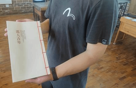 展示、讲解龙人古琴文化册