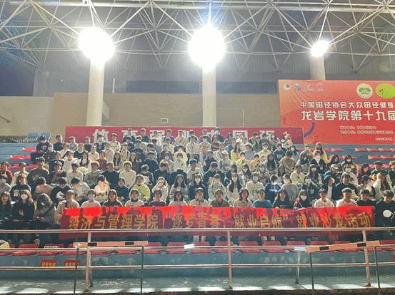 说明: 围栏里的人群描述已自动生成