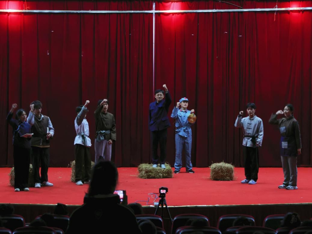 红色原创话剧《跨越时空的故事》成功首演-20241215-张童量.jpeg