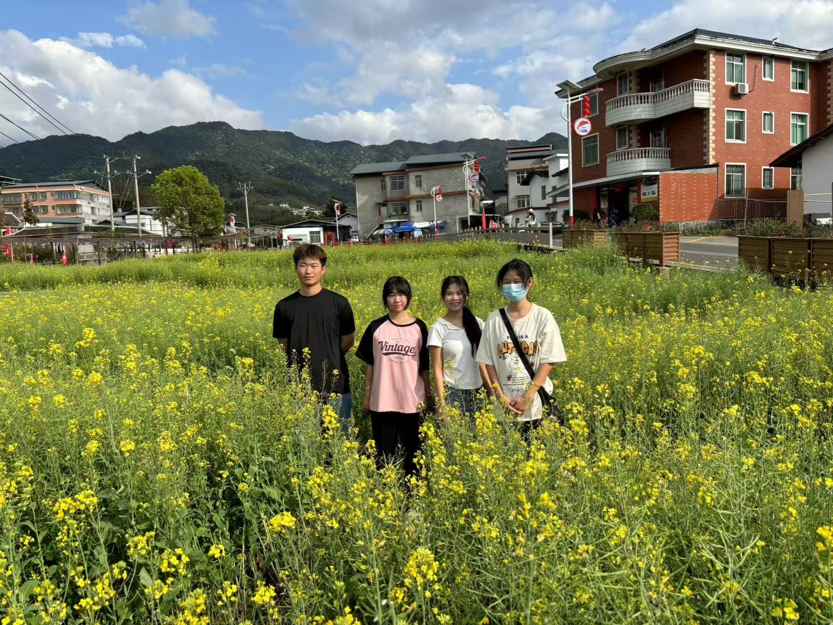 20250317 二改 经济与管理学院举办“石榴映红传薪火,共话团结谱新篇”少数民族学生座谈会新闻稿-20250317-张童量.jpeg