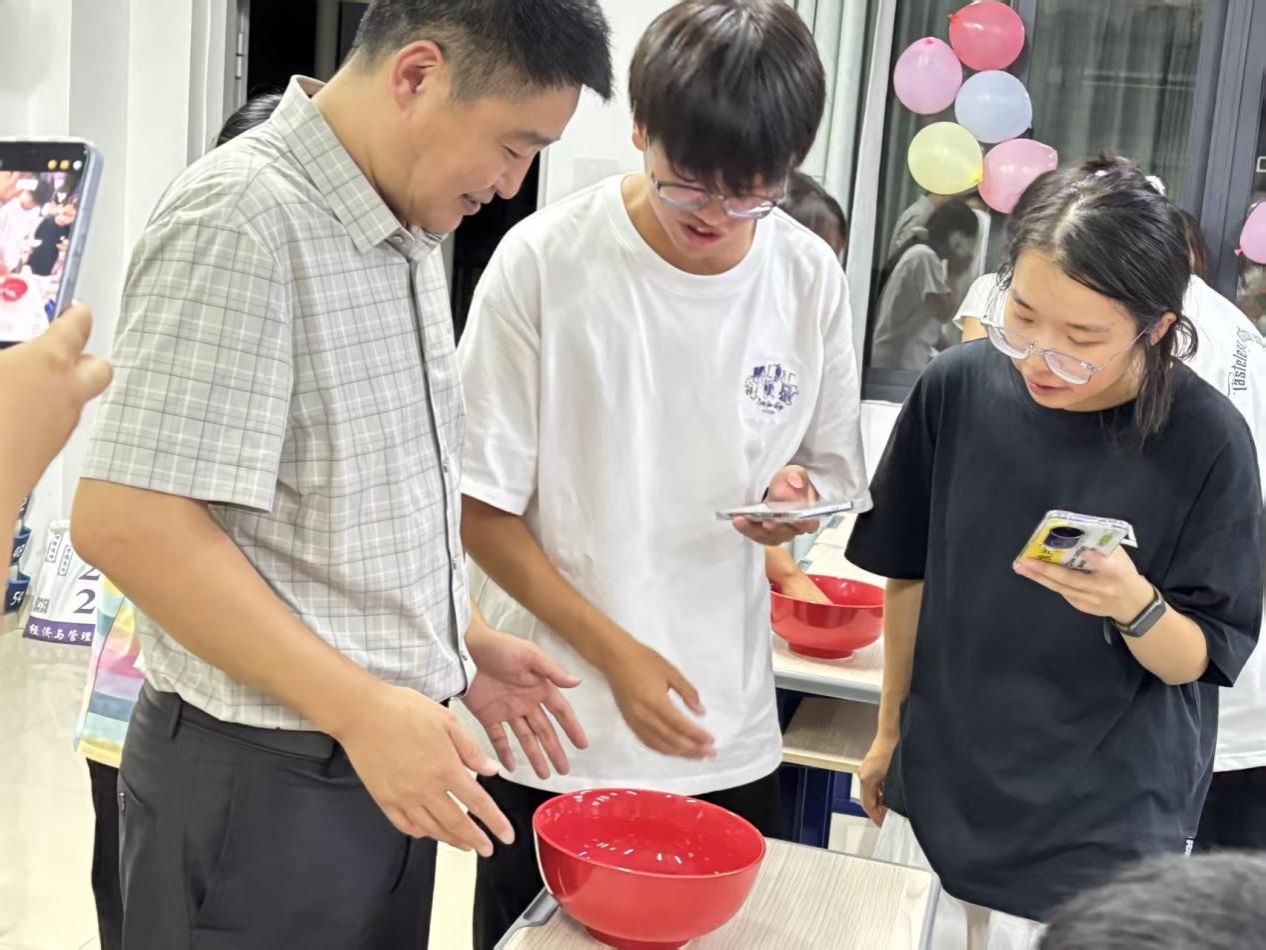 (改)20250930 经济与管理学院开展“石榴映月庆团圆,情暖经管共此时”中秋博饼活动-20250930-张童量.jpeg