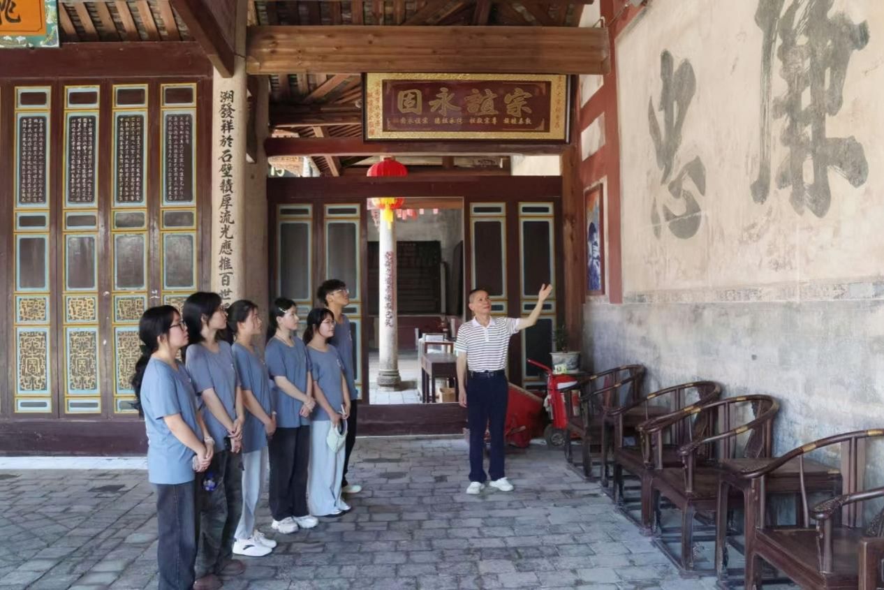 龙岩学院经济与管理学院“红廉铸魂”实践队赴李氏大宗祠开展暑期社会实践活动新闻稿-20250804-张童量.JPEG