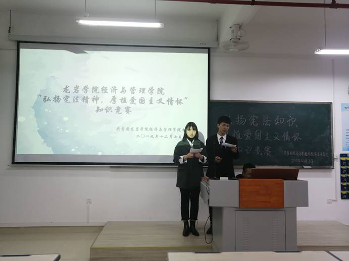 图片包含 室内, 墙壁, 站立, 天花板描述已自动生成