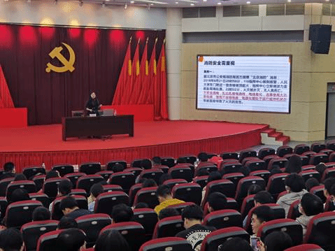 说明: E:\教育科\晚点评材料\第九周晚点评照片-经管学院\翁佳妮2.jpg