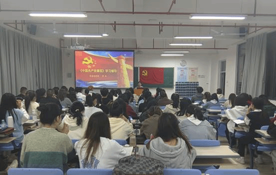 说明: 一群人在餐厅里中度可信度描述已自动生成