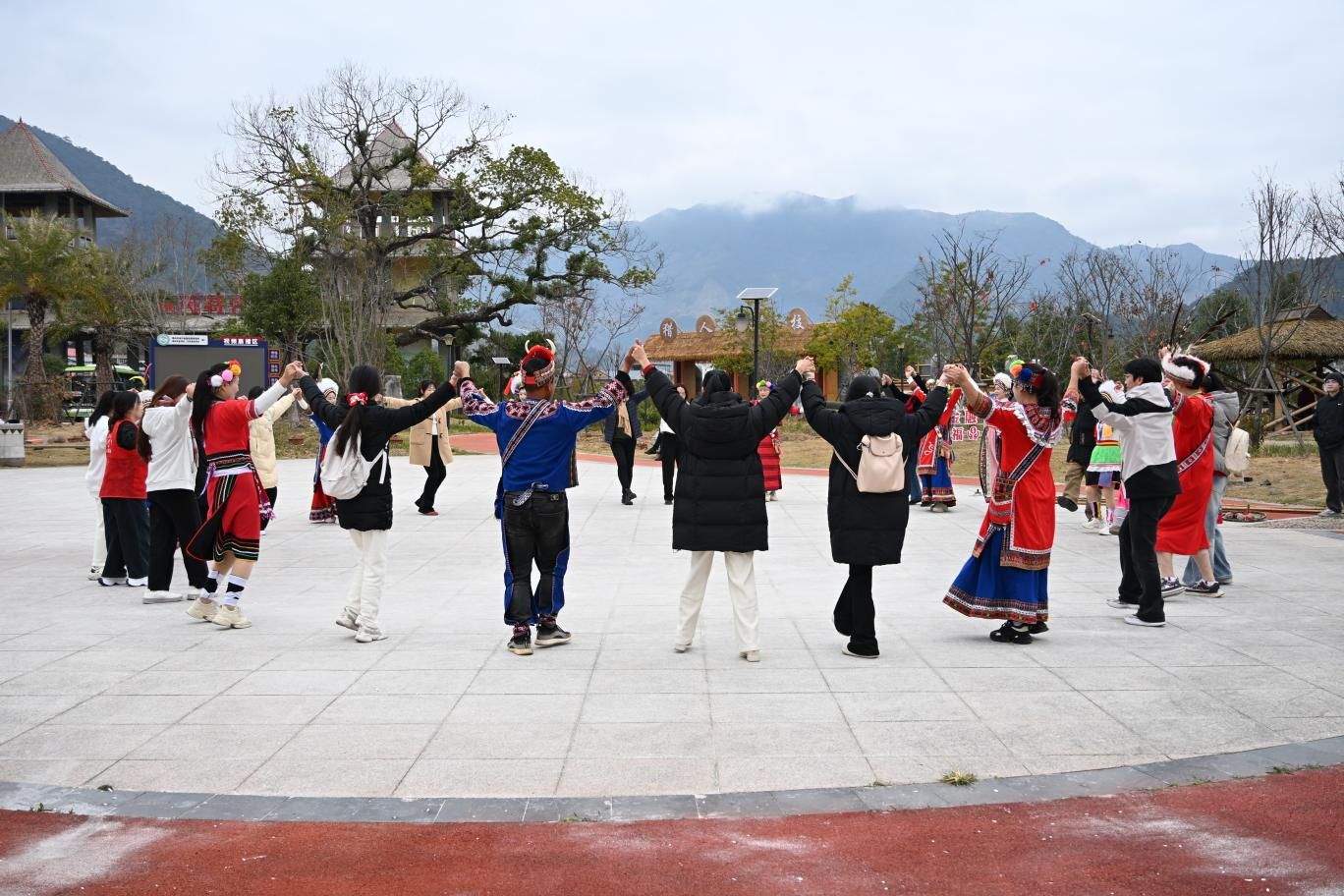 20260128 龙岩学院经济与管理学院携手厦门华厦学院商务与管理学院,走进高山村寨,探寻闽台文脉相融之韵-20260129-徐越.jpeg
